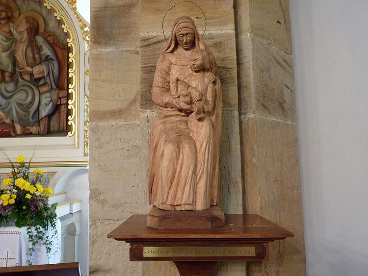 Die Holzplastik der Heiligen Mutter Anna (rechts) ist von einem ungarischen Künstler aus unserer Partnerstadt Komárom geschnitzt worden.